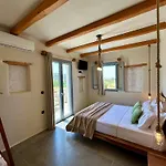 Hidden Eden Residences - Private Pools アパートホテル