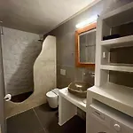 Hidden Eden Residences - Private Pools アパートホテル Pláka
