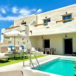 Hidden Eden Residences - Private Pools アパートホテル Pláka