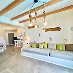 Hidden Eden Residences - Private Pools アパートホテル Pláka