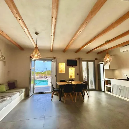 Hidden Eden Residences - Private Pools アパートホテル Pláka